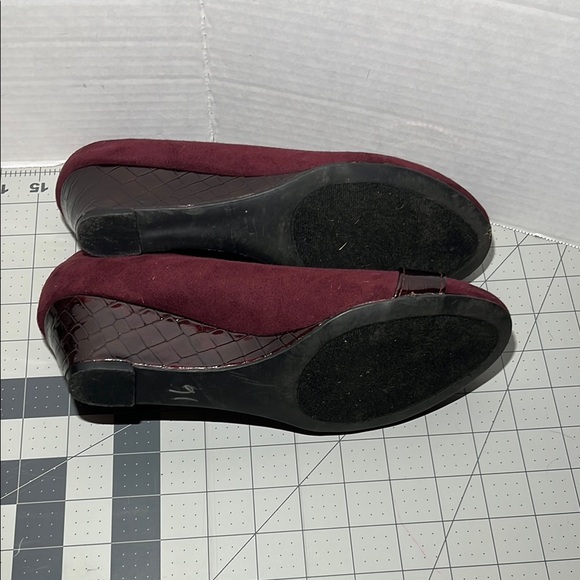 London Fog Maroon Flats with Buckle Detail - Picture 8 of 9